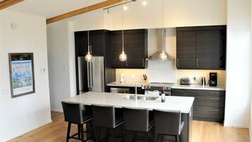 Frigorifero, microonde, forno, piano cottura