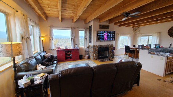 Smart-TV, Kamin, Bücher