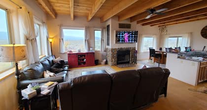 Quiet, Pet Friendly Home with Mountain Views. Fenced area for dogs to roam