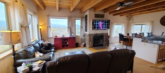 Ruhiges, haustierfreundliches Haus mit Blick auf die Berge. Eingezäunter Bereich für Hunde zu durchstreifen