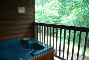 Outdoor spa tub - The Wildlife Hot Tub Cabin @ LakePointe Resort - no cleaning fees!  (Russell Springs)