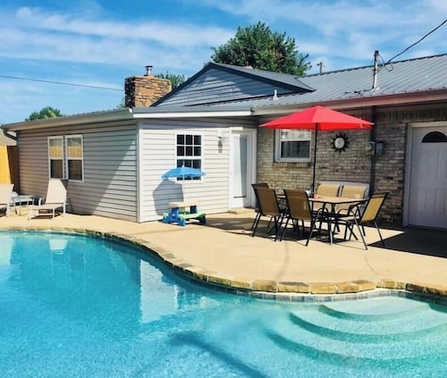 Mid-town Oasis (heated pool mid-April thru mid-October)