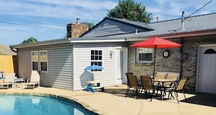 Mid-town Oasis (heated pool mid-April thru mid-October)