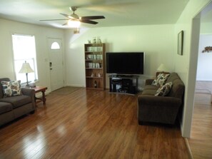 Télévision, lecteur de DVD, chaîne hi-fi