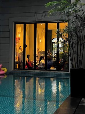 Ein Swimmingpool mit einem rosa Flamingo-Schwimmpflege.