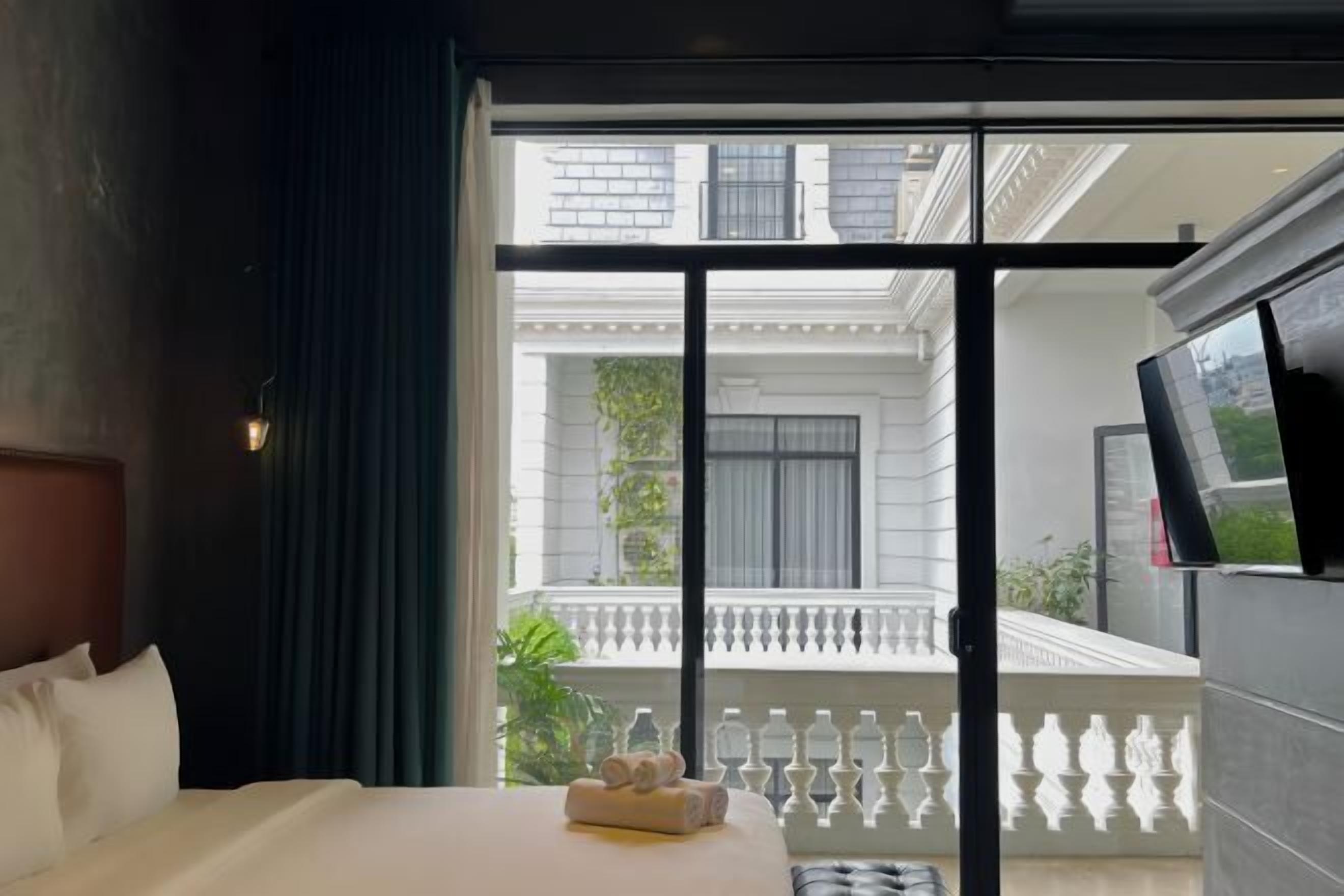 Cortinas blackout, wifi gratis y ropa de cama 