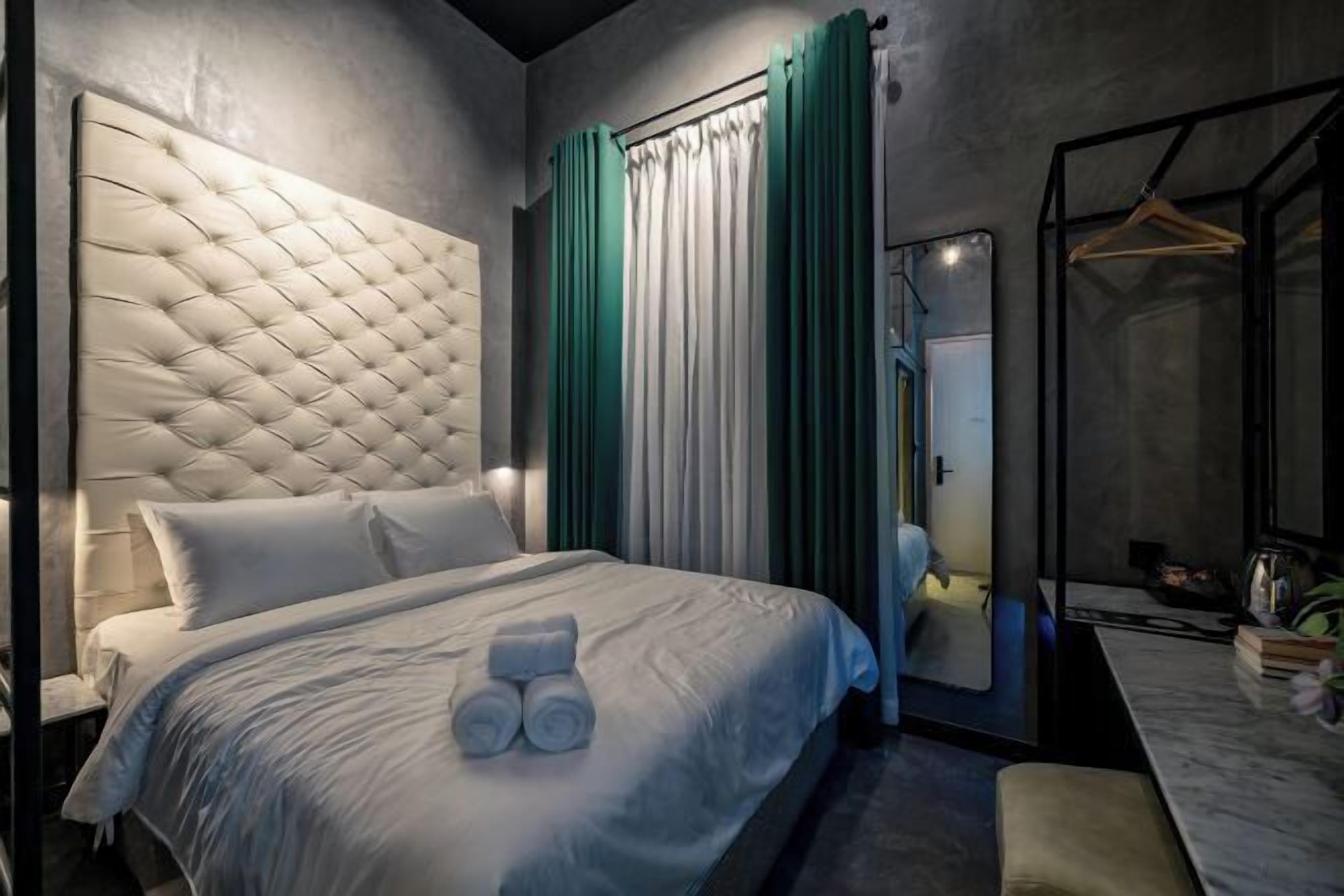 Cortinas blackout, wifi gratis y ropa de cama 