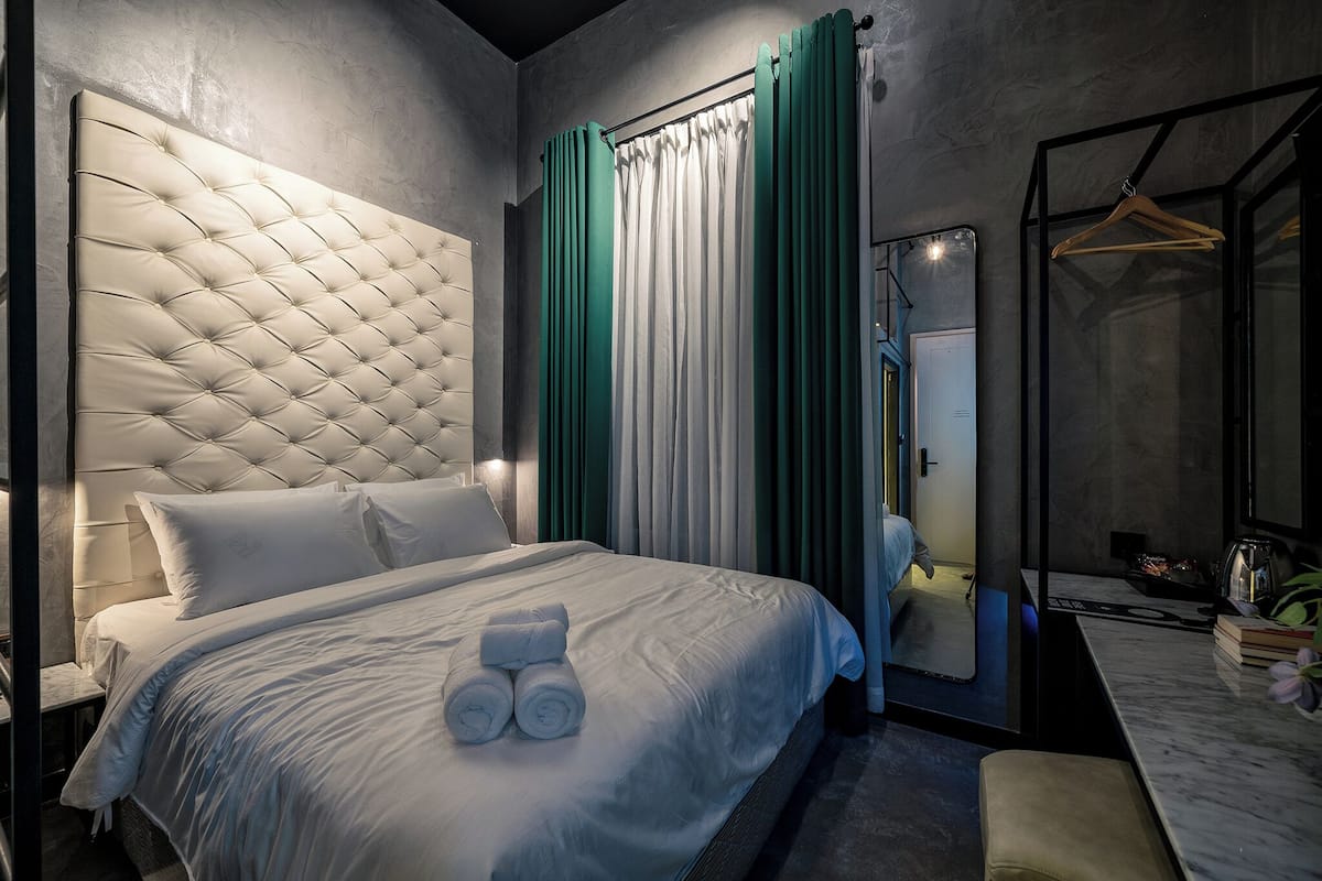 Quarto casal standard | Cortinas blackout, Wi-Fi de cortesia, roupa de cama