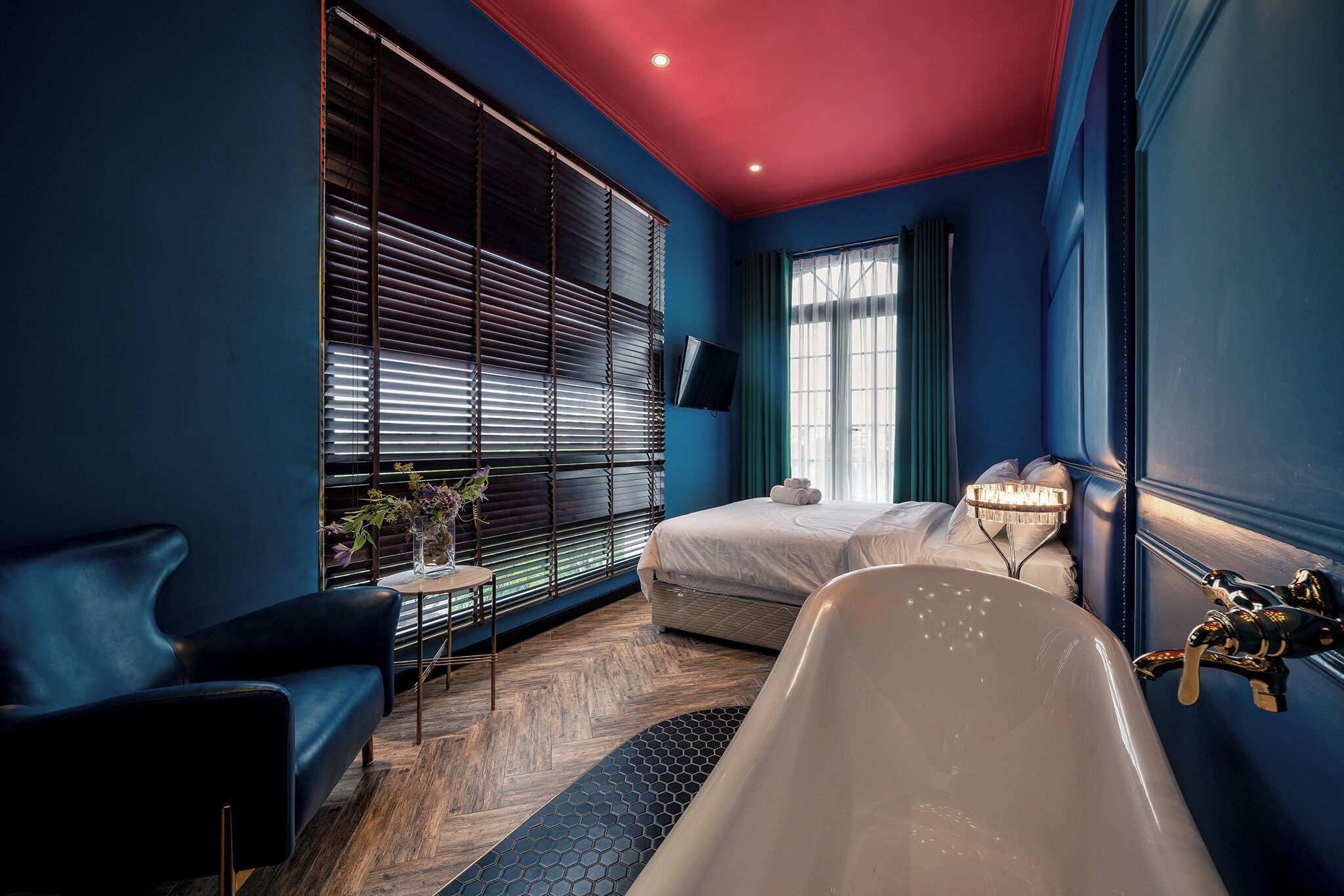 deluxe double room, bathtub, city view | blackout curtains, free wifi, bed sheets