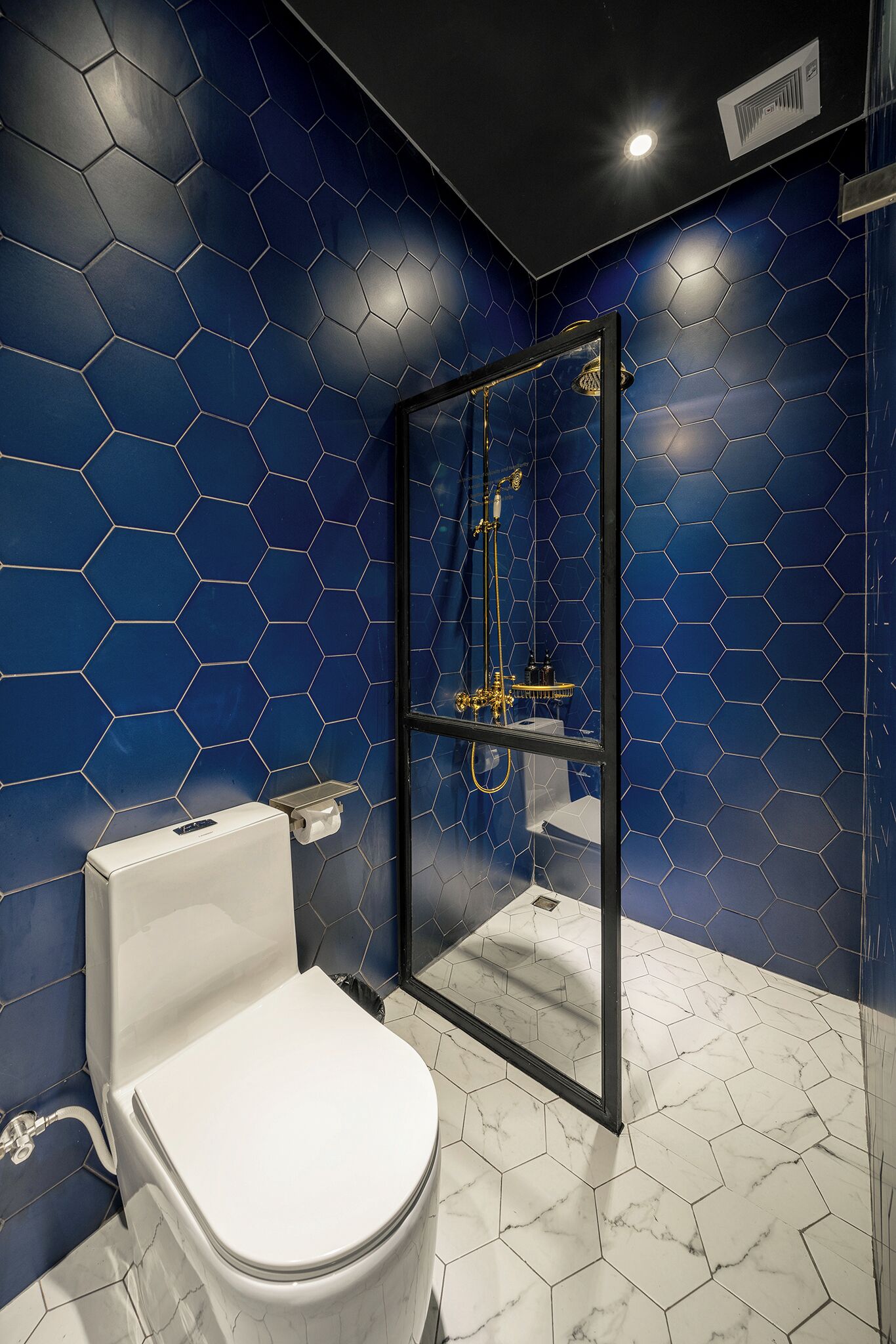 deluxe double room, bathtub, city view | blackout curtains, free wifi, bed sheets