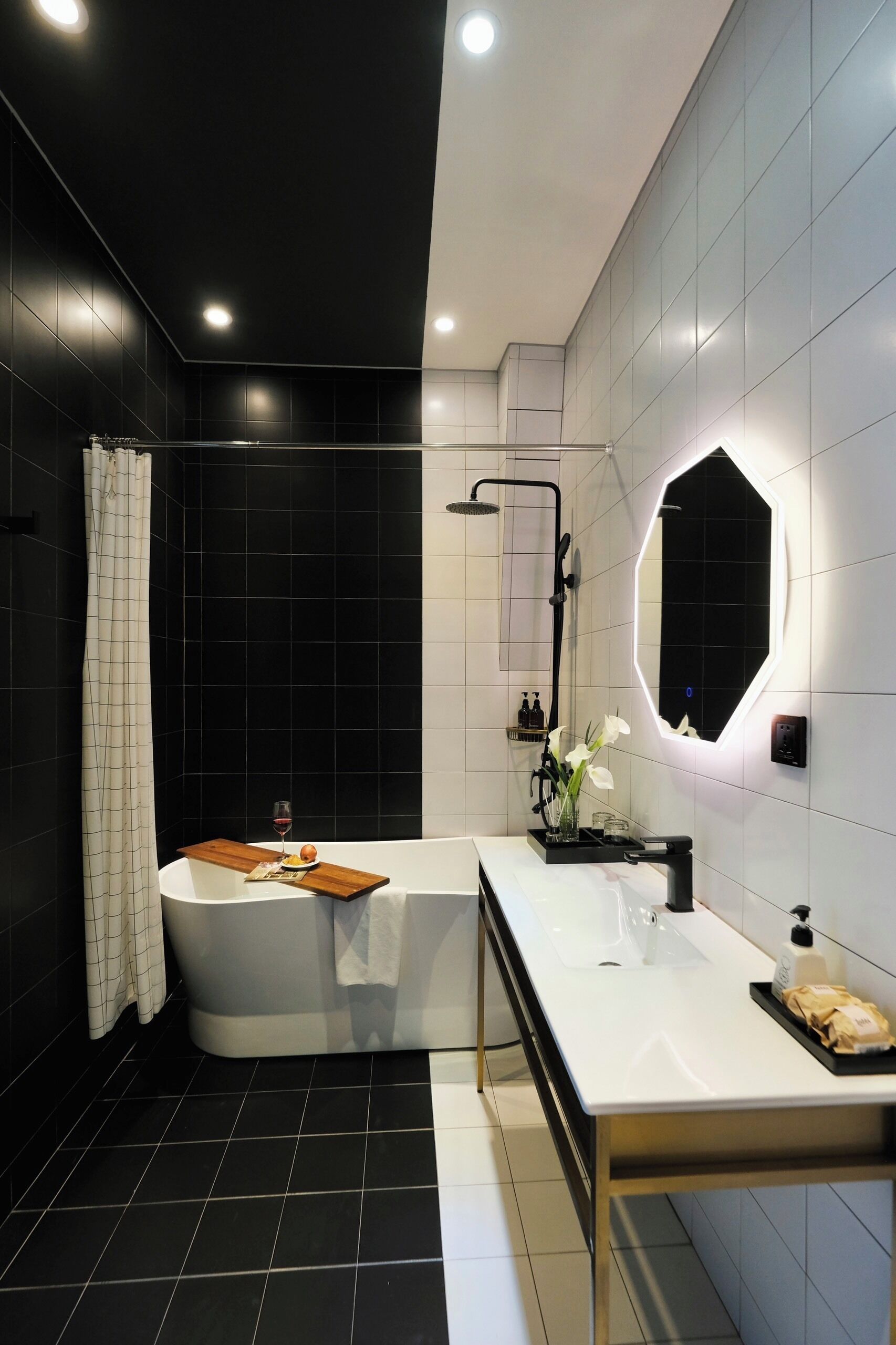 deluxe double room, bathtub, city view | blackout curtains, free wifi, bed sheets