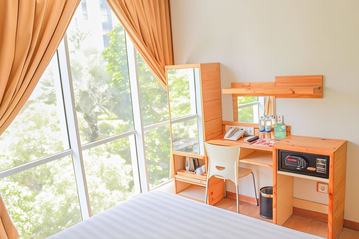 In-room safe, desk, WiFi (free)