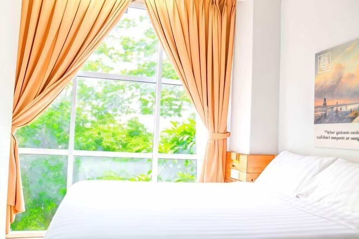 In-room safe, desk, WiFi (free)