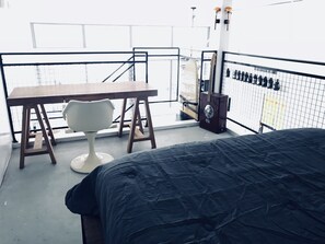Desk, iron/ironing board, free WiFi, bed sheets - Hip and Comfortable Downtown San Diego Loft (San Diego)