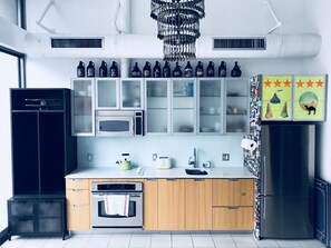 Réfrigérateur, micro-ondes, four, plaque de cuisson