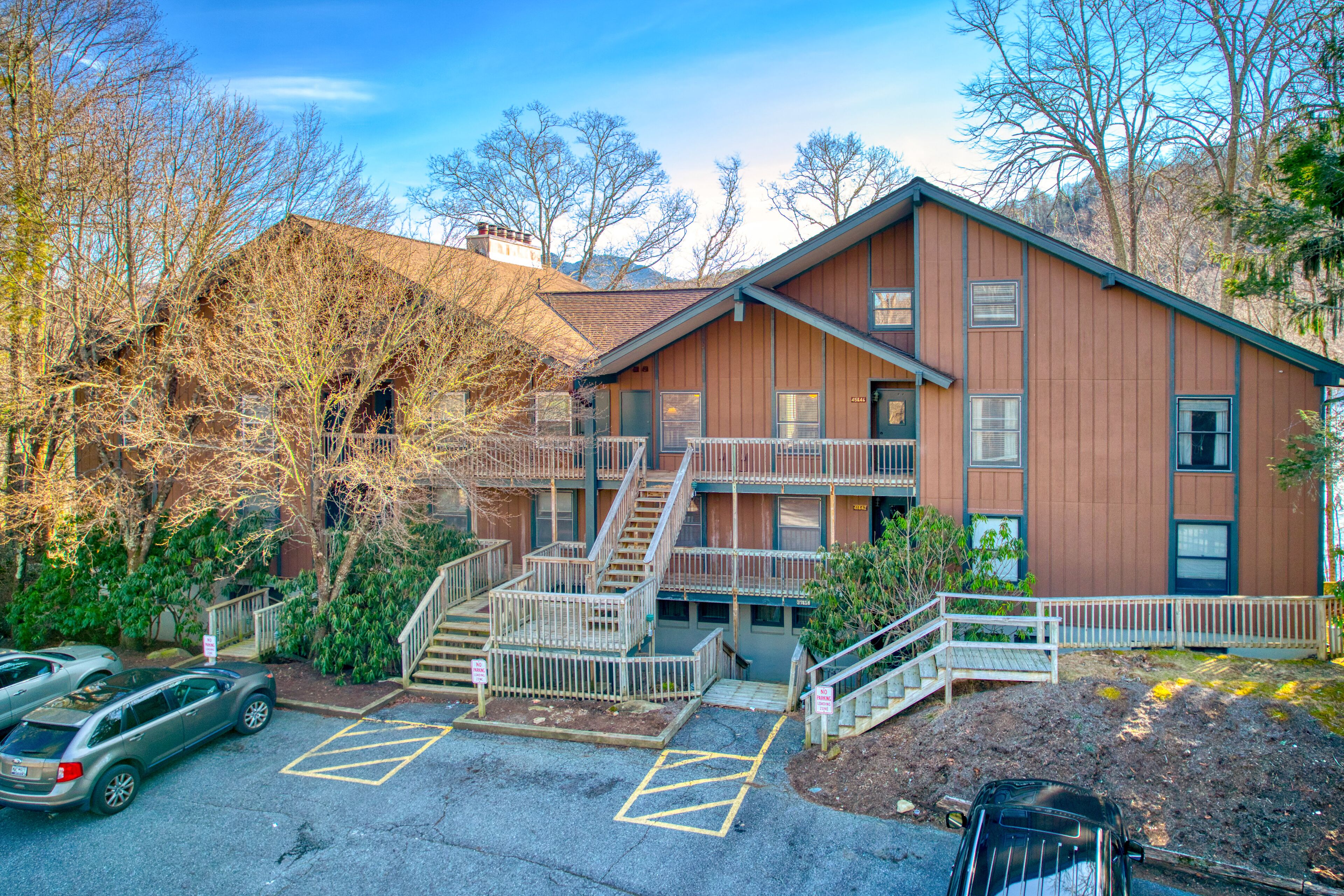 Second floor condo w/vaulted ceilings, slope views and private balcony