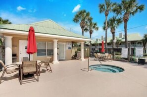 Outdoor dining - Beach Gem! Ground floor, steps to the beach! (Destin)