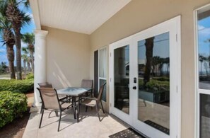 Outdoor dining - Beach Gem! Ground floor, steps to the beach! (Destin)