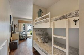 2 bedrooms, iron/ironing board, WiFi, bed sheets - Beach Gem! Ground floor, steps to the beach! (Destin)
