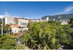 Unclassified image, 5 of 17, button