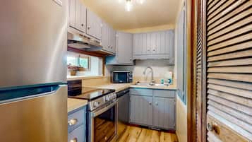 Geladeira, micro-ondas, fogão, cooktop