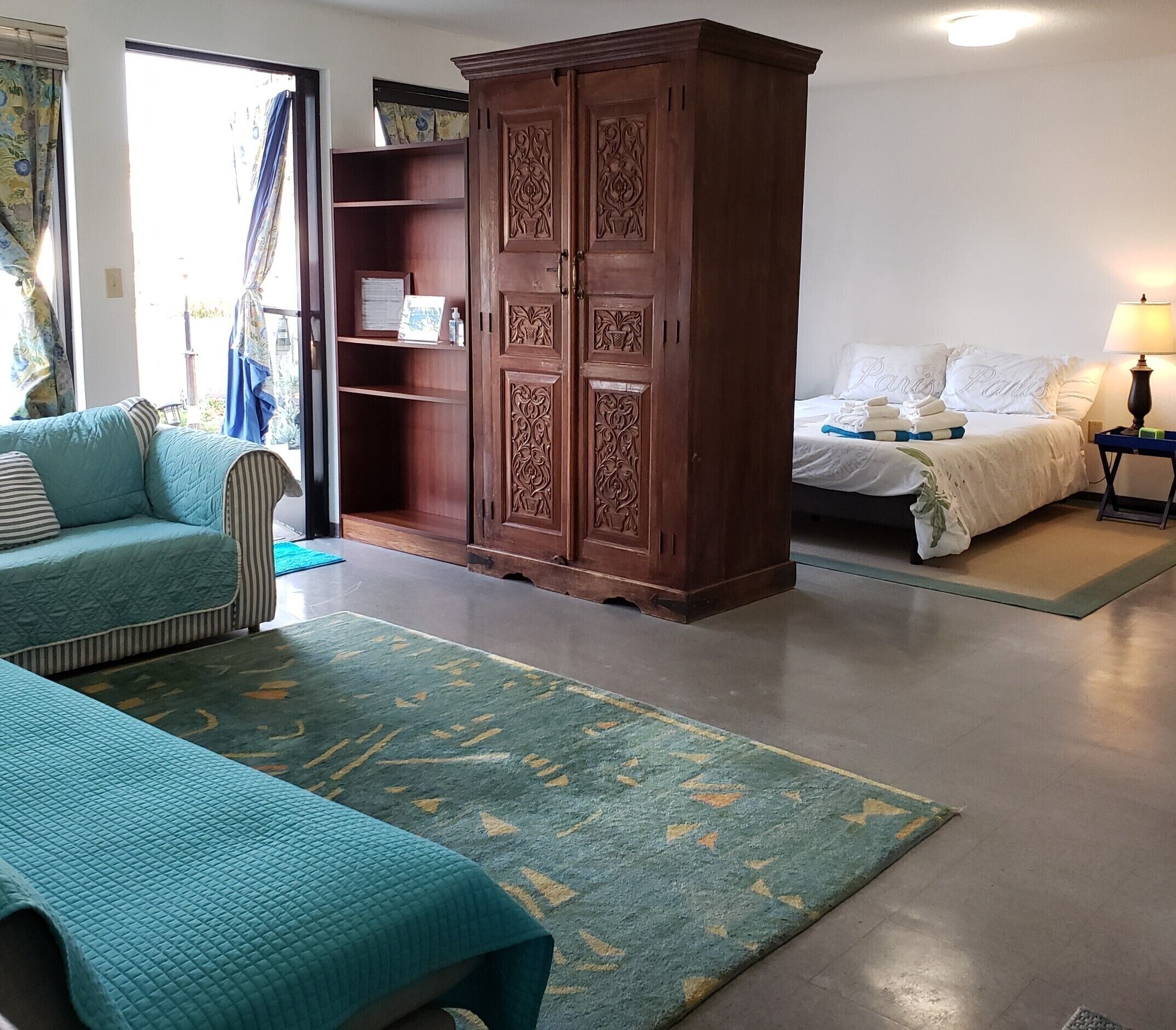 Tabla de planchar con plancha, wifi gratis y ropa de cama 