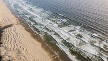 Una playa cerca, sillas reclinables de playa, toallas de playa