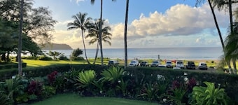 On Hanalei bay with panoramic ocean views. Steps to the beach and walk to town.