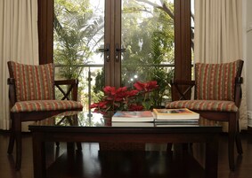 Habitación Premium doble, 1 cama de matrimonio grande | Zona de estar | Televisión LED de 40 pulgadas con canales digitales