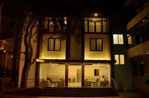 Fachada de la propiedad por la tarde o noche