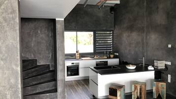 Een koelkast, een microgolfoven, een oven, een kookplaat