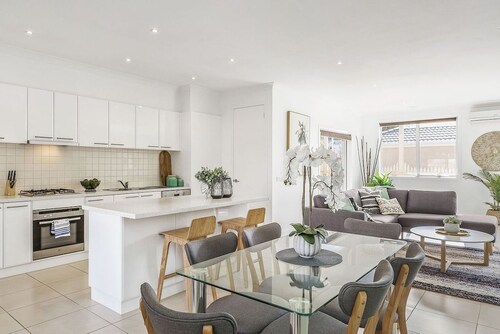 The Richardson a  Dendy Apartment with Garage