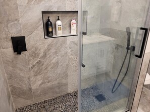 Dusche, Haartrockner, Handtücher, Seife