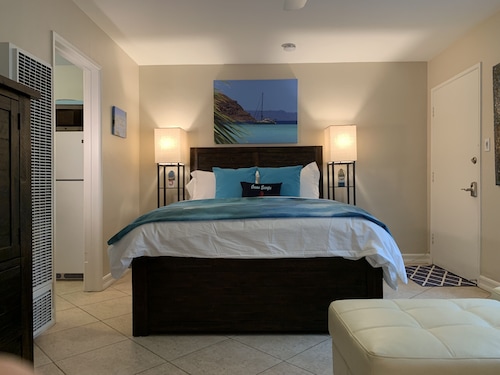 BALBOA OCEAN ESCAPE Steps to Beach and Bay with AC