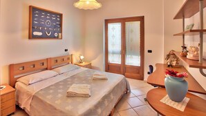 2 slaapkamers, een strijkplank/strijkijzer, reisbedje, gratis wifi