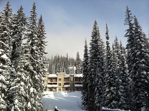 Ski In/Ski Out Modern Condo in Wildwood  at Creekside