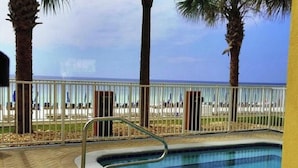 Une piscine avec vue sur la plage et l’océan.