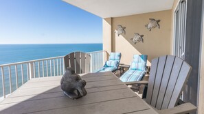 Outdoor dining - Quiet, Romantic Home, End Unit w/ Beach Service & Reserved Parking (Panama City Beach)
