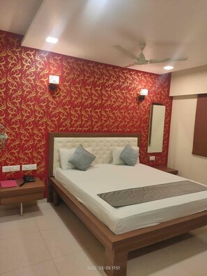 Blackout drapes, iron/ironing board, free WiFi, bed sheets - Hotel Vrushali Inn (Navi Mumbai)