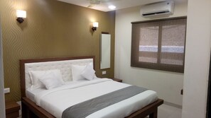 Blackout curtains, iron/ironing board, free WiFi, bed sheets - Hotel Vrushali Inn (Navi Mumbai)