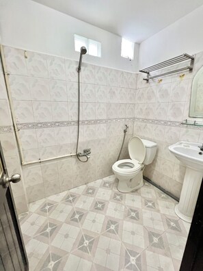 Hair dryer, towels, soap, shampoo - Private room w/Window, 5' to Nguyen Hue street (binh thạnh)