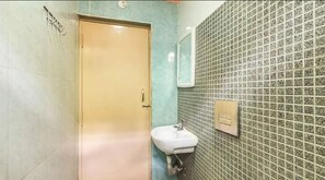 Dusche, kostenlose Toilettenartikel, Handtücher