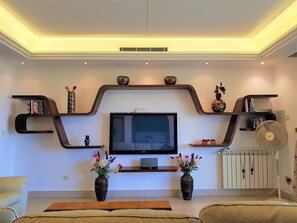 Télévision, jeux vidéo, lecteur de DVD, livres