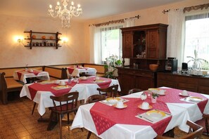 Free daily buffet breakfast