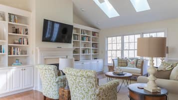 Télévision, cheminée, lecteur de DVD