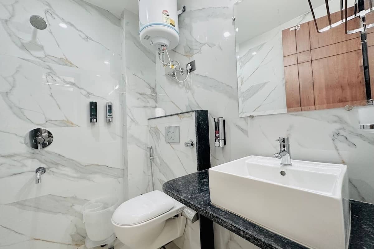 family room | bathroom | shower, hydromassage showerhead, free toiletries, hair dryer