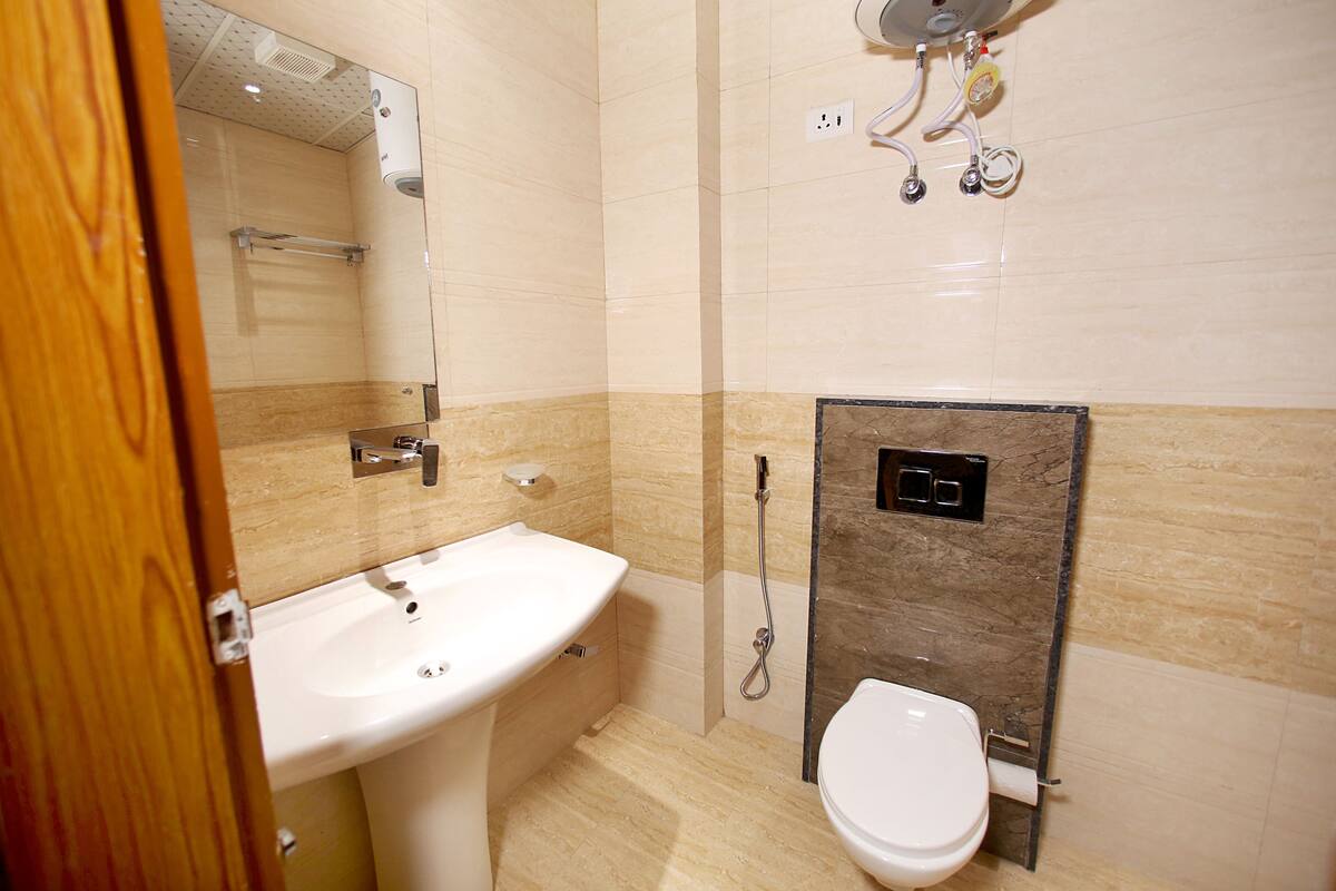super deluxe room | bathroom | shower, hydromassage showerhead, free toiletries, hair dryer
