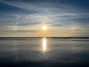 Ranta lähistöllä, aurinkotuoleja, rantapyyhkeitä