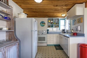 Fridge, microwave, oven, stovetop - Ocean View Retreat with Hot Tub (Pacific Beach)