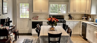 Huge home, sleeps 12, Newly remodeled, perfect for large groups NO PROM PARTIES